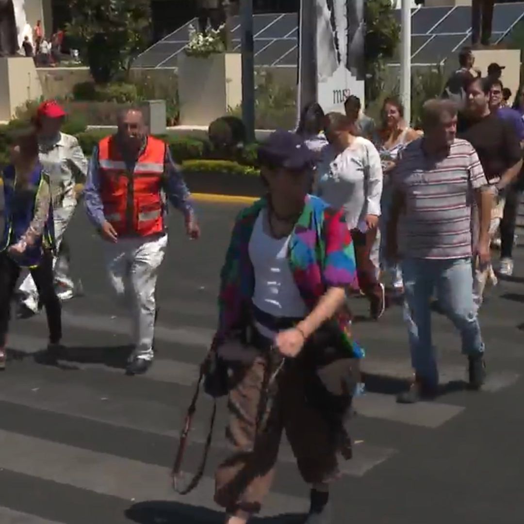 Ciudadanos cruzando avenida